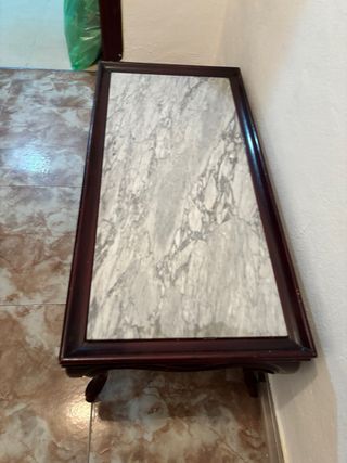 Mesa baja antigua madera y mármol. Esta en Cadiz
