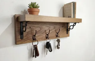 Colgador de llaves, perchero de madera y metal.