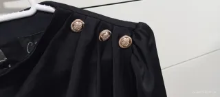 Blusa Multicolor con Estampado Floral y negra.Udad