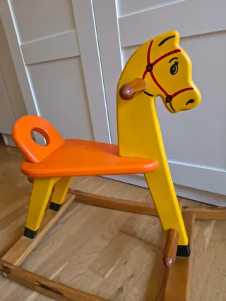Caballito balancín amarillo y naranja