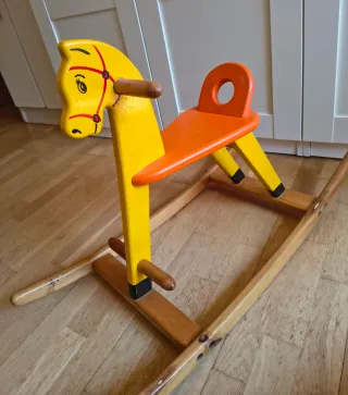 Caballito balancín amarillo y naranja