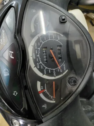 Moto Scooter Automática Blanca y Negra