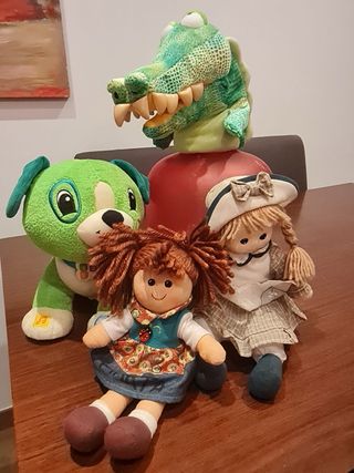 Lote Peluches: Cocodrilo, Perro y Muñecas