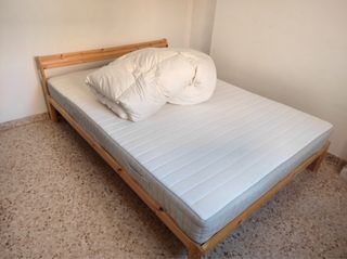 Cama de madera completa.