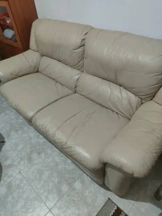 Sofá de piel beige,180 largo y 85 de ancho