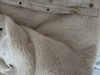 Chaqueta beige con topos negros