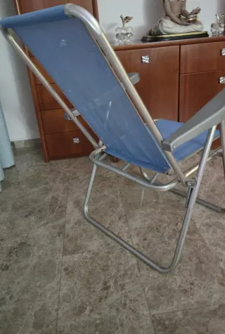 Silla plegable azul y plateada