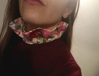 Collo con volant floreale