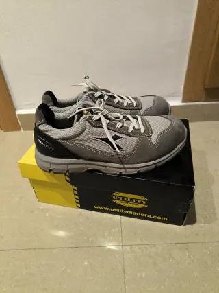 Zapatos de seguridad Diadora grises y negros