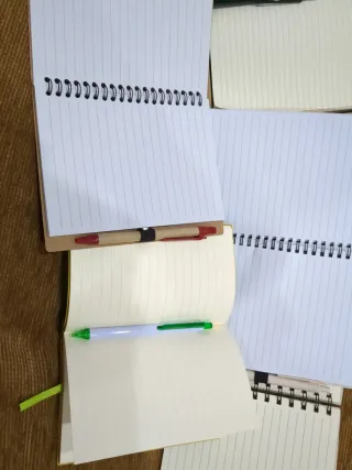 Lote 5 cuadernos + Bolígrafo