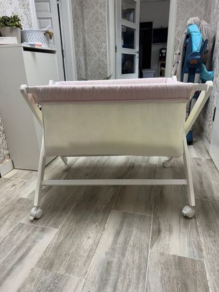 Minicuna con ruedas y vestidura rosa
