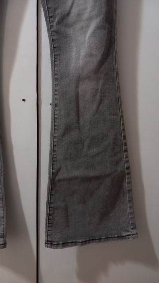 Pantalón acampanado gris talla S