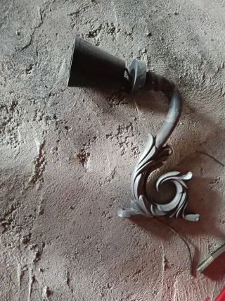 Farola de forja gris