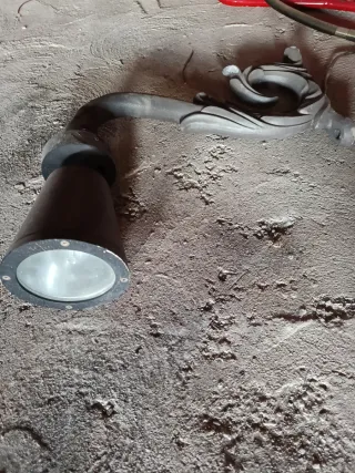 Farola de forja gris