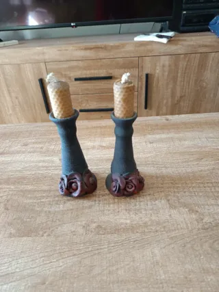 Candelabros negros artesanales con rosas rojas