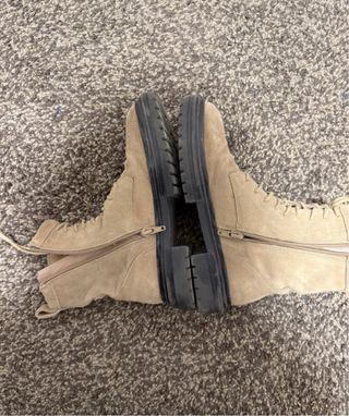 Botines ante beige de Zara