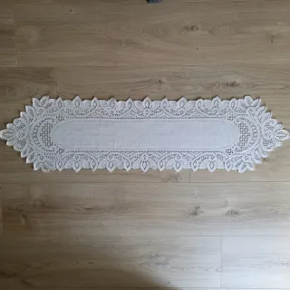 Camino de mesa blanco con encaje