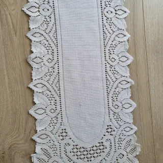 Camino de mesa blanco con encaje