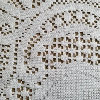 Camino de mesa blanco con encaje