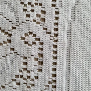 Camino de mesa blanco con encaje