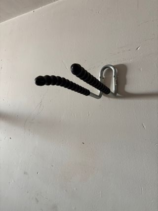 Sujetabicis pared