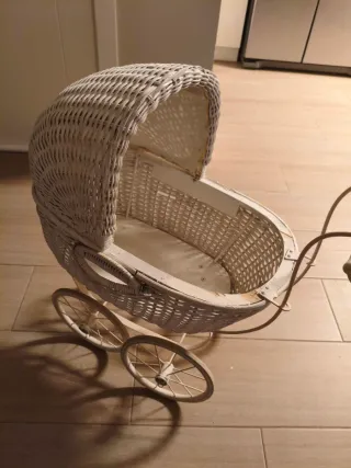 Coche de muñecas vintage mimbre blanco