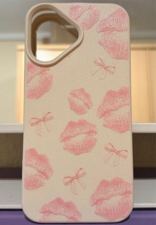 Funda iPhone 16 con labios y lazos