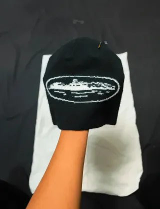 Gorro negro con diseño ovalado