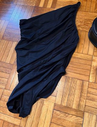 Top asimétrico Zara Talla m negro