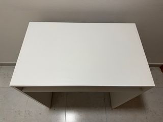 Escritorio blanco compacto