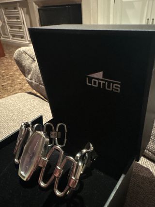 Reloj Lotus Plateado Elegante
