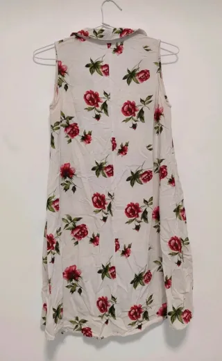 Vestido blanco con flores rojas