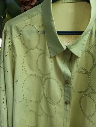 Blusa verde lima com bordado