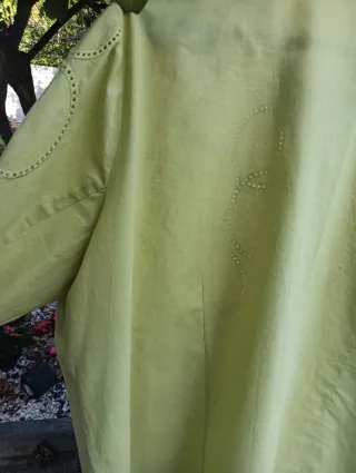 Blusa verde lima com bordado