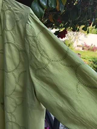 Blusa verde lima com bordado
