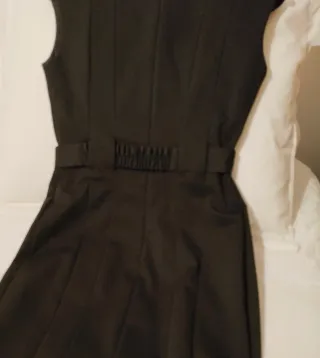 Vestido negro midi con cinturón