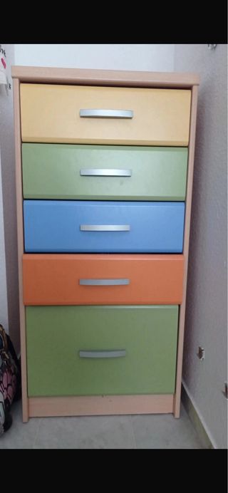 Cómoda de madera con cajones de colores