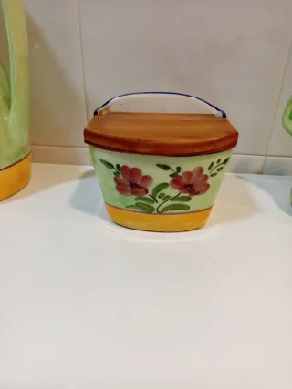 Jarra, aceitera, vinagrera y salero de cerámica