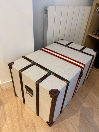 Baúl de tela y cuero beige con detalles rojos