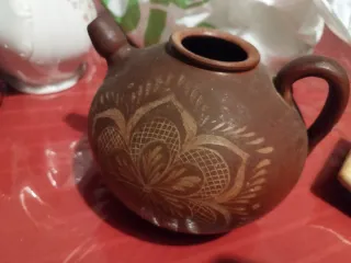 Botijo antiguo de barro con diseño