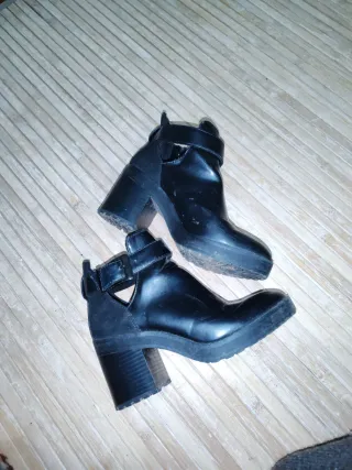 Botines Bershka negros talla 35