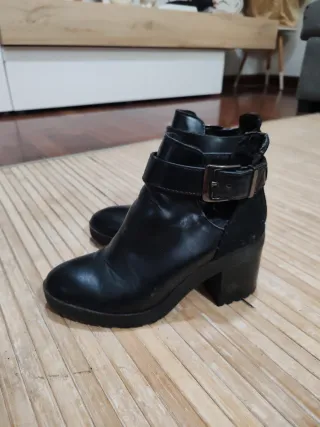 Botines Bershka negros talla 35