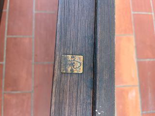 Mesa de patio de madera oscura