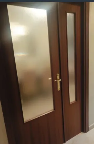 Puerta de salón madera con cristal
