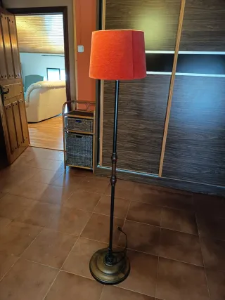 Lámpara de pie con pantalla roja