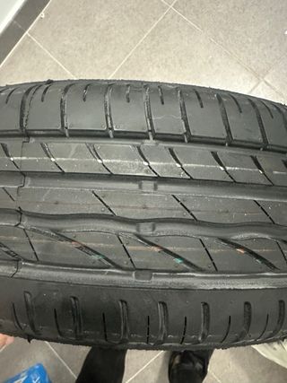 Rueda de repuesto con gato y herramientas