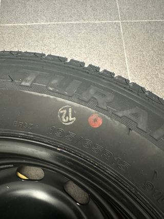 Rueda de repuesto con gato y herramientas