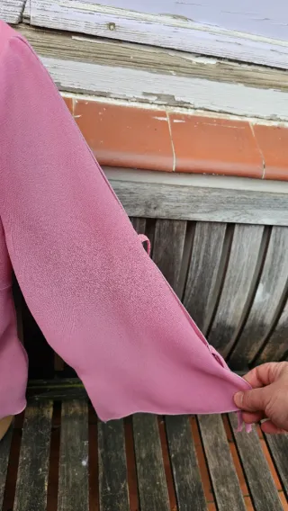 Blusa rosa con pedrería y mangas 3/4