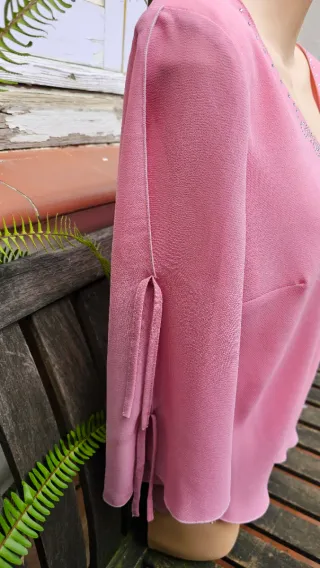 Blusa rosa con pedrería y mangas 3/4