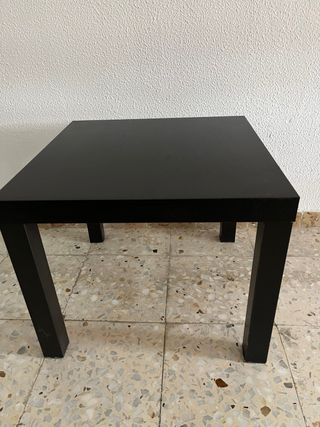 Mesa auxiliar negra de madera
